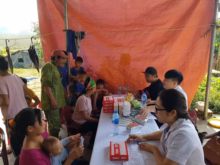 Trung tâm Y tế TP Móng Cái khám, phát thuốc cho người dân Nga Bát, Mày Lọoc, thôn 5, xã Quảng Nghĩa.