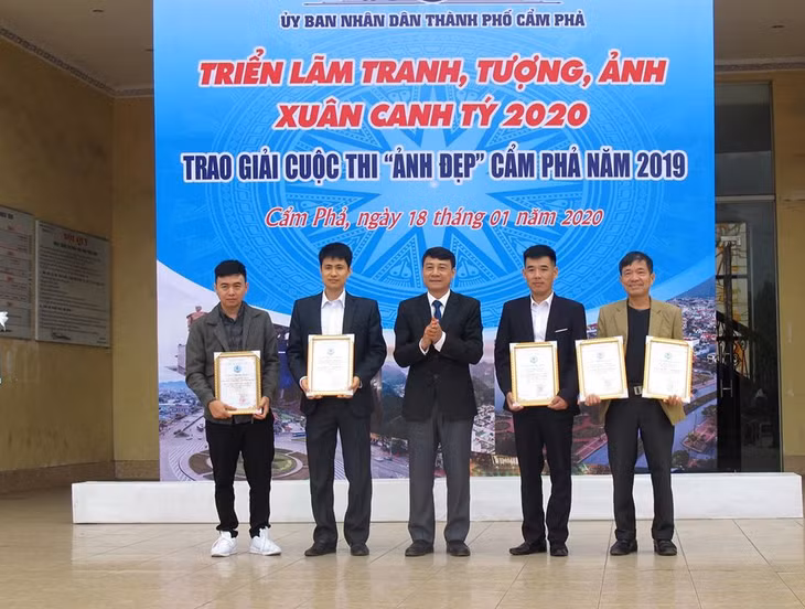 Ban Tổ chức trao giải cho các tác giả. Ảnh: Phạm Ngọc Minh (CTV)