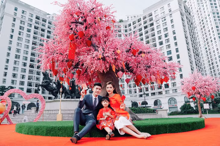 Khu vực quảng trường tại Vincom Mega Mall Royal City cũng trở thành vườn hoa xuân rực rỡ với cây đào khổng lồ và nhiều góc chụp ảnh đáng yêu dành cho cả gia đình. Cứ Tết đến là các gia đình lại xúng xính sắm áo dài xinh xắn, áo dài đôi mẹ và bé từ Ninh Khương, Emspo để có những tấm ảnh thật rực rỡ