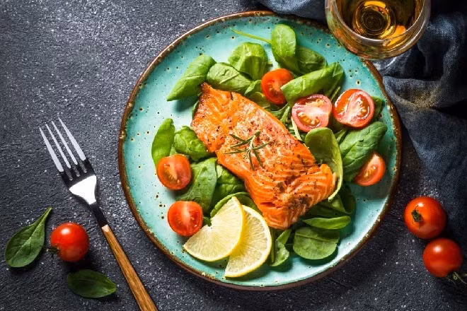 Ăn salad làm giảm cảm giác thèm ăn, giúp giảm cân và đẹp da. Ảnh: Runningonfats