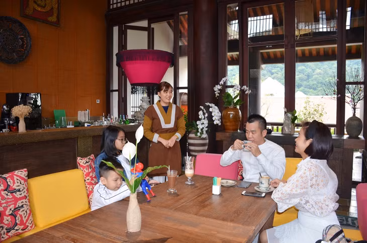 Du khách trải nghiệm tại 