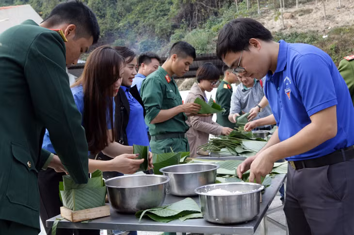 gói bánh chưng xanh