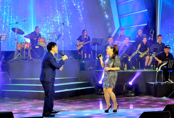 Cặp đôi Ngọc Anh - Tô Minh Đức mở màn liên hoan với những ca khúc trẻ trung, sôi động về tình yêu.