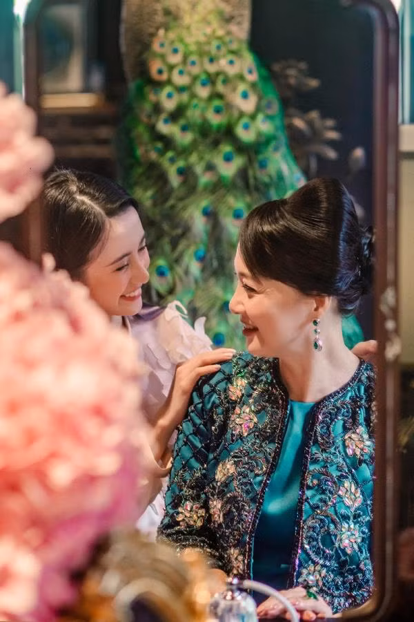 Jun Vũ bên cạnh NSND Lê Khanh.