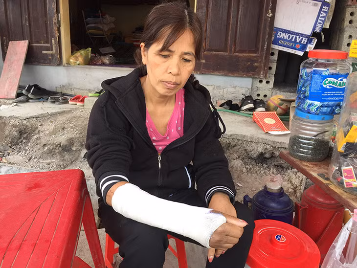 Việc xô xát ngày 27/10/2019, bà Mơ bị lôi kéo, đẩy ngã dẫn đến gãy tay.