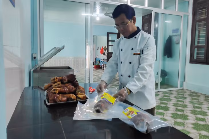 Đóng gói sản phẩm OCOP Chân giò nướng Ba Miền tại hộ gia đình ông Phan Văn Khôi, thị trấn Đầm Hà.