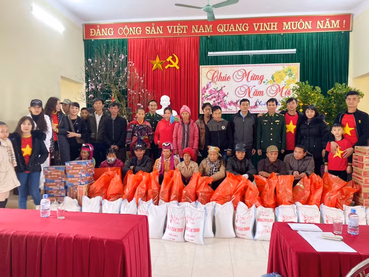 Đồn Biên phòng Quảng Đức tặng quà Tết cho người dân xã Quảng Đức. anh Huu Viet