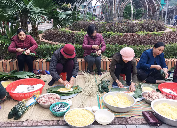 Người dân khu 1, thị trấn Ba Chẽ gói bánh chưng dài chuẩn bị cho Tết.