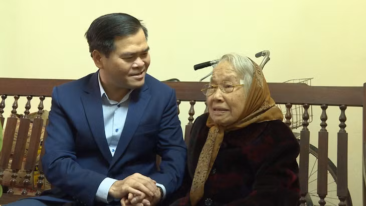 Đồng chí Bùi Văn Khắng, Phó Chủ tịch UBND tỉnh thăm, chúc Tết Mẹ Việt Nam anh hùng Trần Thị Mùi, phường Quảng Yên, thị xã Quảng Yên
