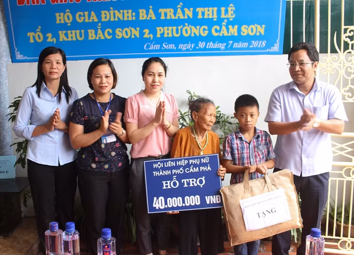 Hội LHPN thành phố Cẩm Phả trao tiền hỗ trợ phụ nữ nghèo phường Cẩm Sơn. Ảnh: Thùy Dung