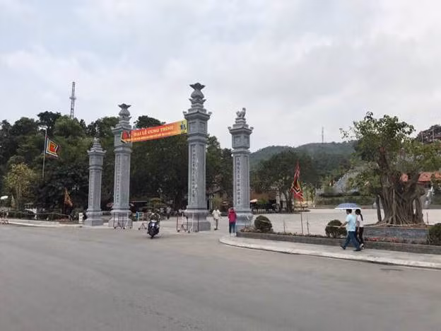  Cổng chính vào ngôi Đền được xây theo lối truyền thống 4 cột trụ uy nghi, sừng sững...