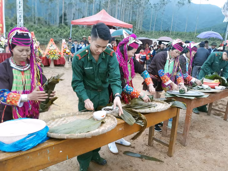 Thi gói bánh chưng tại Ngày hội văn hóa-thể thao các dân tộc Hải Sơn.