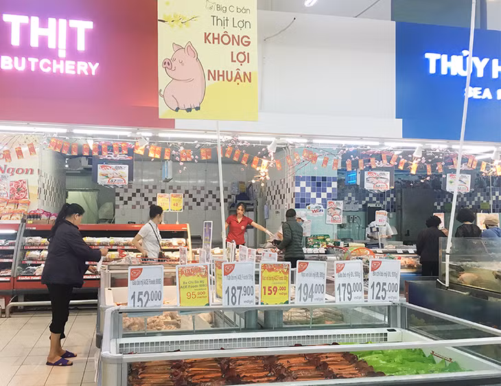Siêu thị BigC Hạ Long thực hiện chương trình bán thịt lợn không lợi nhuận.