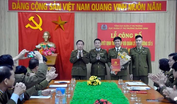 Đồng chí Cao Xuân Luật, Bí thư Đảng ủy, quyền Cục trưởng Cục QLTT, trao quyết định 