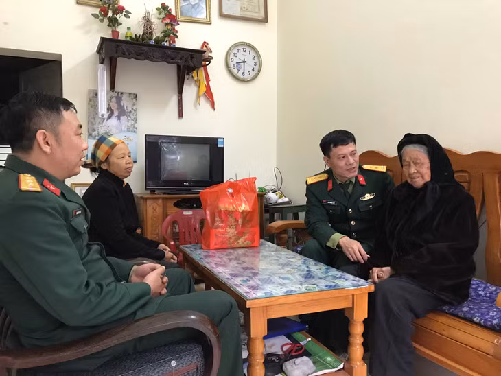 Ban CHQS huyện Đầm Hà đến thăm gia đình Bà mẹ Việt Nam Anh hùng Nguyễn Thị Thạch, xã Đầm Hà.