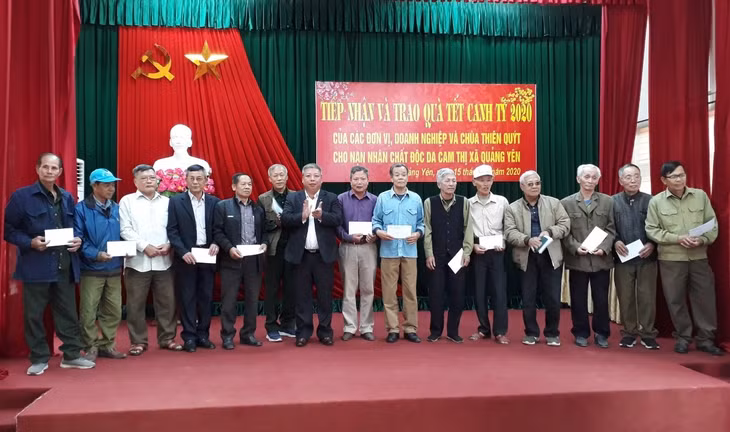 Các tổ chức, doanh nghiệp và đơn vị đã trao tặng 347 suất quà cho nạn nhân da cam trong toàn thị xã Quảng Yên.