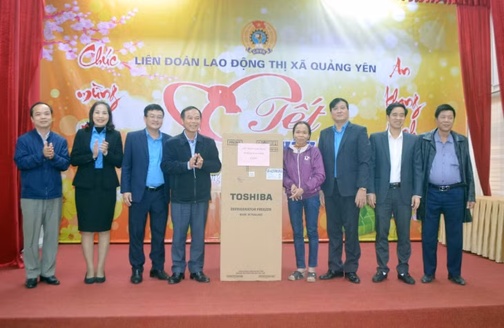 Chị Vũ Thị Thanh, công nhân Công ty CP Xuất nhập khẩu Thủy sản 2 Quảng Ninh may mắn nhận được chiếc tủ lạnh giá trị của LĐLĐ tỉnh.