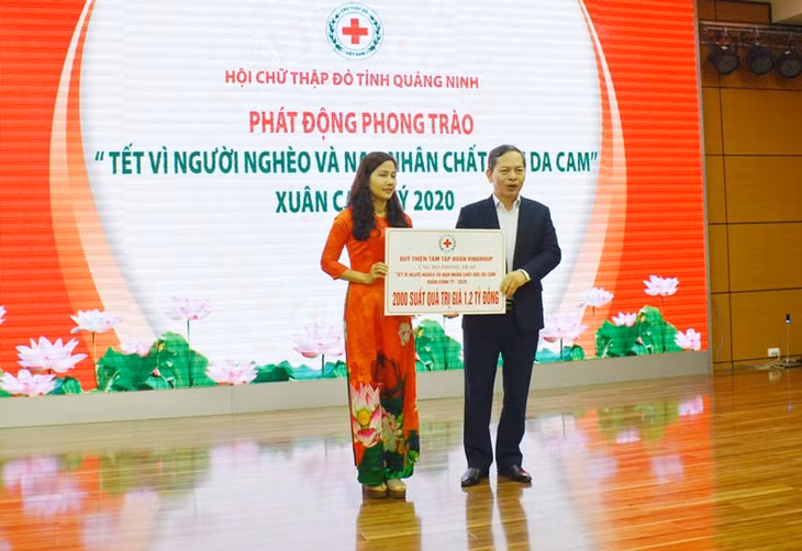 Lãnh đạo Hội CTĐ tỉnh nhận tài trợ 2.000 suất quà của Quỹ Thiện tâm của Tập đoàn Vingroup hỗ trợ cho người nghèo ác nhà hảo tâm tại Lễ phát động 