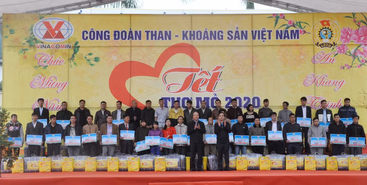 135 công nhân được trao hỗ trợ Mái ấm công đoàn.