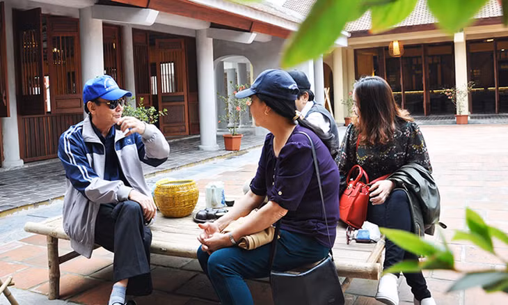 Du khách thảnh thơi ngôi thưởng chén trà nóng, đó là hình ảnh thưởng thấy tại Yên Tử