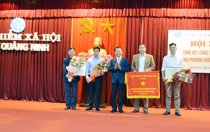 Đồng chí Cao Tường Huy, Phó Chủ tịch UBND tỉnh trao Cờ thi đua và Bằng khen của UBND tỉnh cho các tập thể, cá nhân có thành tích xuất sắc trong công tác và phong trào thi đua năm 2019.