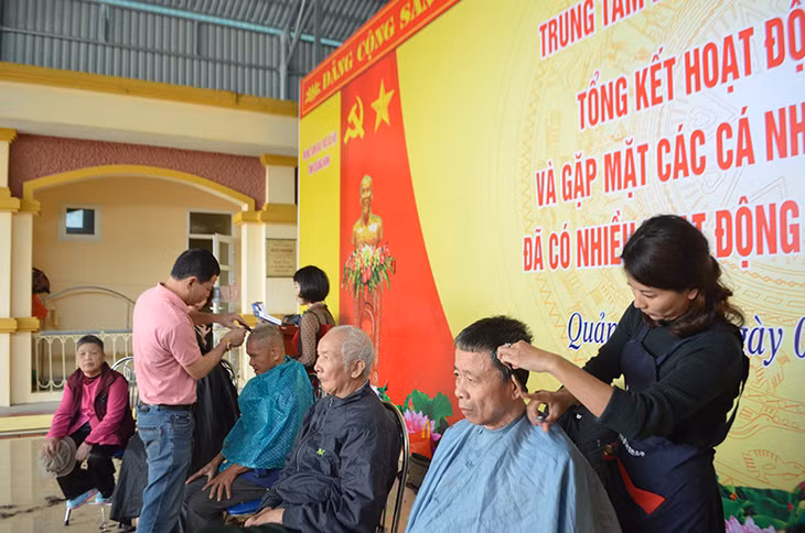 Nhóm thiện nguyện cắt tóc cho các cụ chuẩn bị đón năm mới.