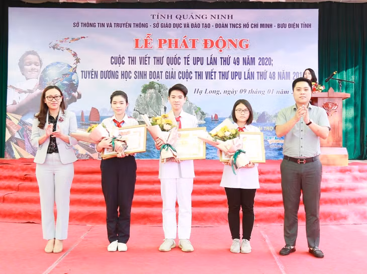 Ba học sinh đạt giải “Cây bút triển vọng” của Cuộc thi viết thư quốc tế UPU lần thứ 48 – 2019 nhận giấy khen và phần thưởng.