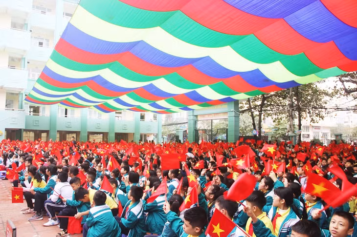 Sân trường rực rỡ màu cờ đỏ, niềm háo hức của gần 1900 em học sinh.