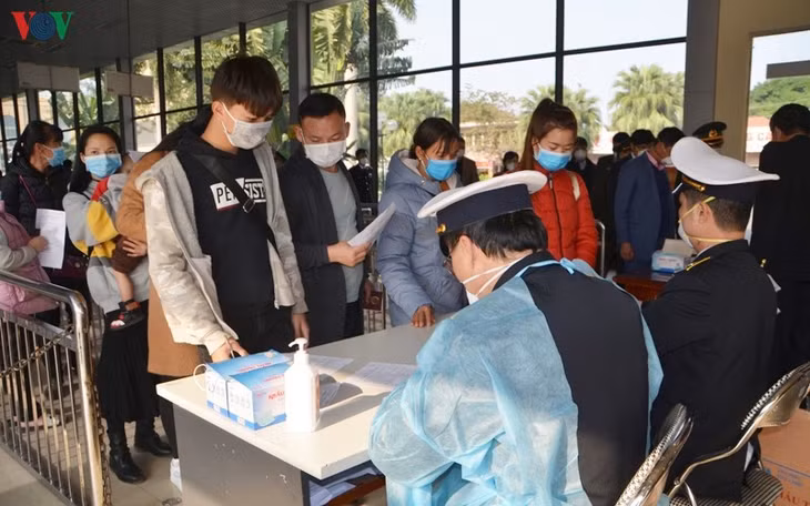 Bộ GTVT yêu cầu Cục Hàng không Việt Nam tạm thời ngừng cấp phép các chuyến bay từ Việt Nam đến vùng có dịch của Trung Quốc và ngừng tất cả các chuyến bay từ vùng có dịch đến Việt Nam.