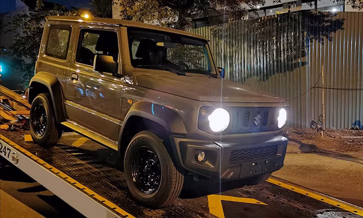 Suzuki Jimny khui công tại TP HCM tối 14/1.