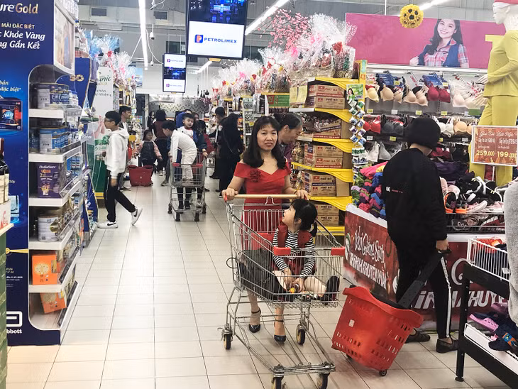 Tại các Trung tâm mua sắm như Big C, VinCom cũng tập trung rất đông người dân mua sắm.