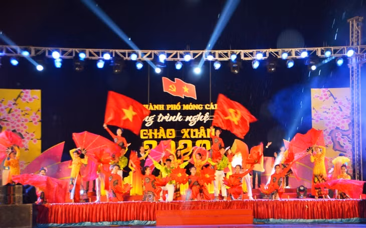 Chương trình văn nghệ bên dòng sông Ka Long.