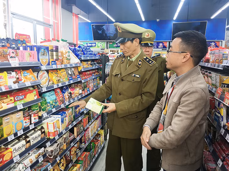 Đội QLTT số 5 TP Hạ Long kiểm tra hàng hóa tại cửa hàng Circle K.