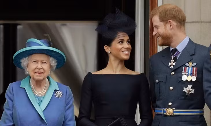 Nữ hoàng Elizabeth II (trái), Meghan (giữa) và Harry tại London tháng 7/2018. Ảnh: AP.