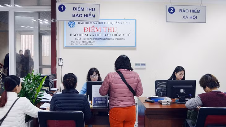 Sáp nhập đơn vị của ngành BHXH sẽ tin gọn bộ máy, nâng cao chất lượng hiệu quả phục vụ người dân. (Ảnh: Cán bộ BHXH giải quyết thủ tục liên quan chính sách BHXH cho người dân tại Trung tâm hành chính công TP Hạ Long)