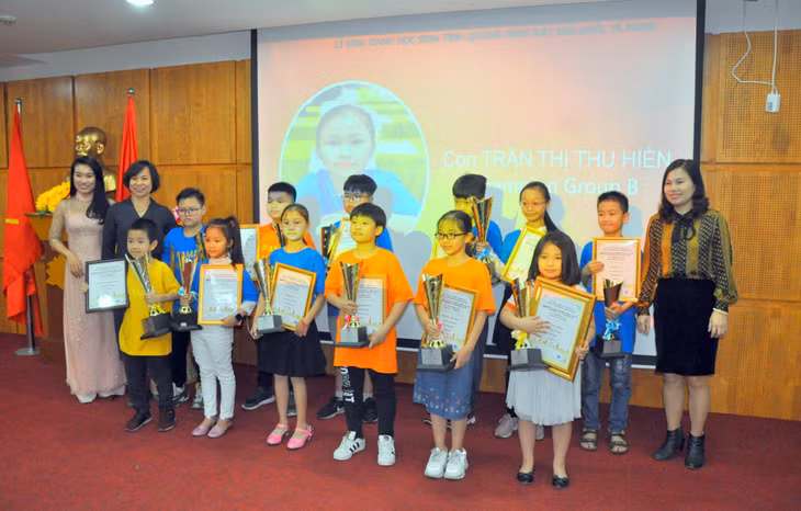 Đại diện lãnh đạo Sở GD&ĐT tỉnh, Phòng GD&ĐT TP Hạ Long tuyên dương, khen thưởng các thí sinh của