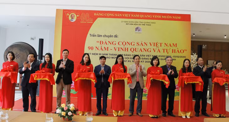Đại biểu cắt băng khai mạc triển lãm.
