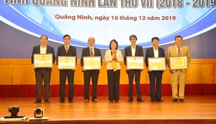 Đồng chí Vũ Thị Thu Thủy, Phó Chủ tịch UBND tỉnh trao giải nhất và Bằng khen của UBND tỉnh cho các tác giả, nhóm tác giả tham gia Hội thi Sáng tạo kỹ thuật tỉnh năm 2018-2019. Ảnh: Tuấn Hương.