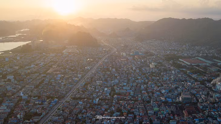 Một tác phẩm chụp Cẩm Phả từ trên cao của Nguyễn Văn Thắng.