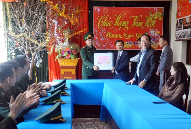 Phó Chủ tịch UBND tỉnh Cao Tường Huy tặng quà Tết cho Đồn Biên phòng Quan Lạn