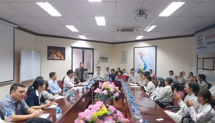 Cuộc họp giữa lãnh đạo, Công đoàn, đại diện công nhân Công ty xi măng Thăng Long cùng với các ngành chức năng của tỉnh 