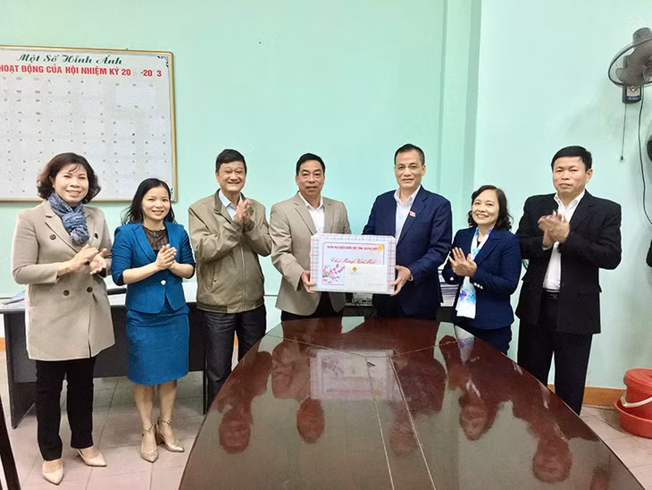 ĐBQH Trần Văn Minh tặng quà Hội Bảo trợ người tàn tật và trẻ mồ côi thành phố