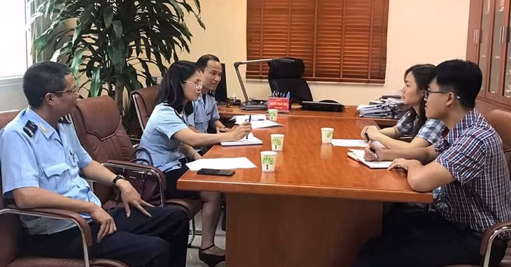 Chi cục Hải quan cửa khẩu cảng Cẩm Phả cùng doanh nghiệp kíp thời tháo gỡ những khó khăn vướng mắc. (Ảnh chụp tháng 10/2019).