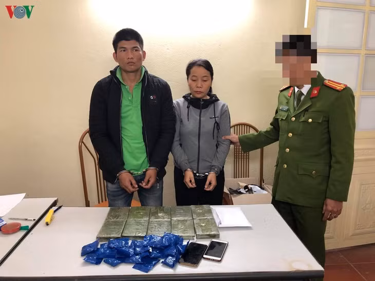 Hai đối tượng bị bắt là Lò Văn Triết và Lành Thị Thiết cùng tang vật (ảnh nguồn Công an Sơn La).