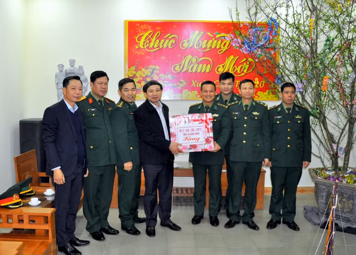 Đồng chí Bí thư Tỉnh ủy tặng quà Tết cho đảng bộ, chính quyền, nhân dân xã Hải Sơn và CBCS Đồn Biên phòng Pò Hèn.