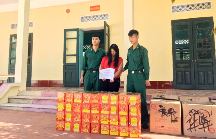 Đối tượng Hà cùng tang vật.