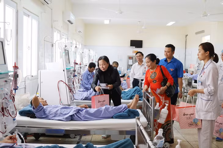 Các nhà hảo tâm đến trao tặng quà Tết cho bệnh nhân đang chạy thận nhân tạo. Ảnh do đơn vị cung cấp.