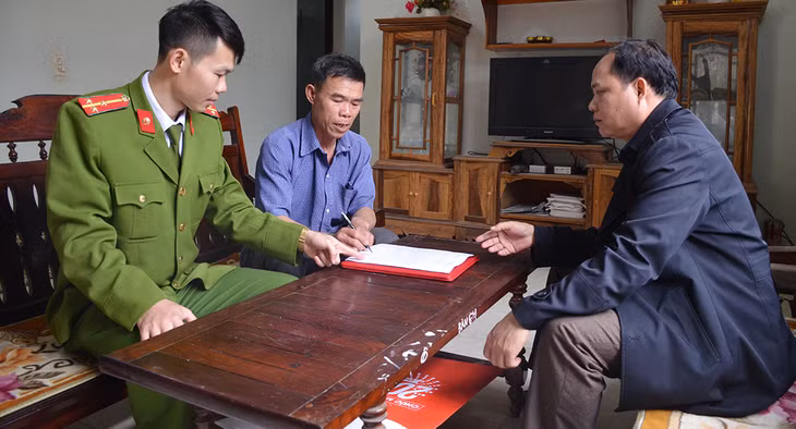 Công anLực lượng Công an xã Minh Cầm, huyện Ba Chẽ, tuyên truyền và tổ chức cho người dân thôn Đồng Tán ký cam kết không sử dụng rượu bia khi điều khiển xe ô tô.