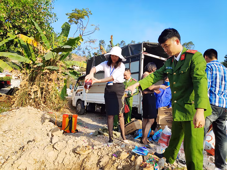Công an TP Uông Bí tiêu hủy tang vật.