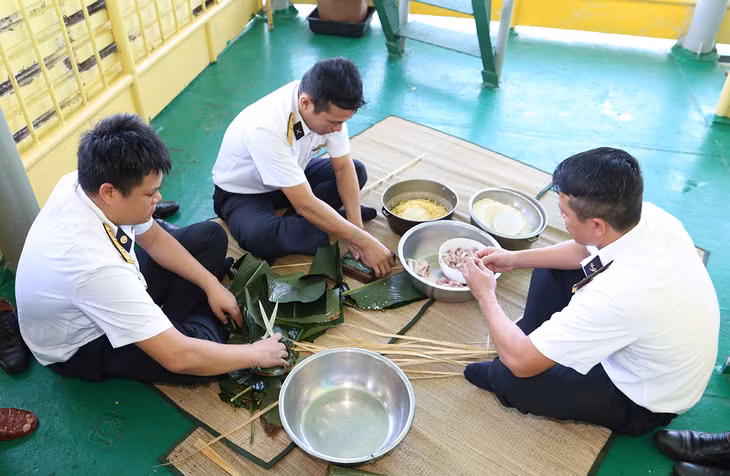  Có gạo nếp, lá dong gửi từ đất liền ra cán bộ, chiến sĩ Nhà giàn DK1/10 tổ chức gói bánh chưng chuẩn bị Tết;